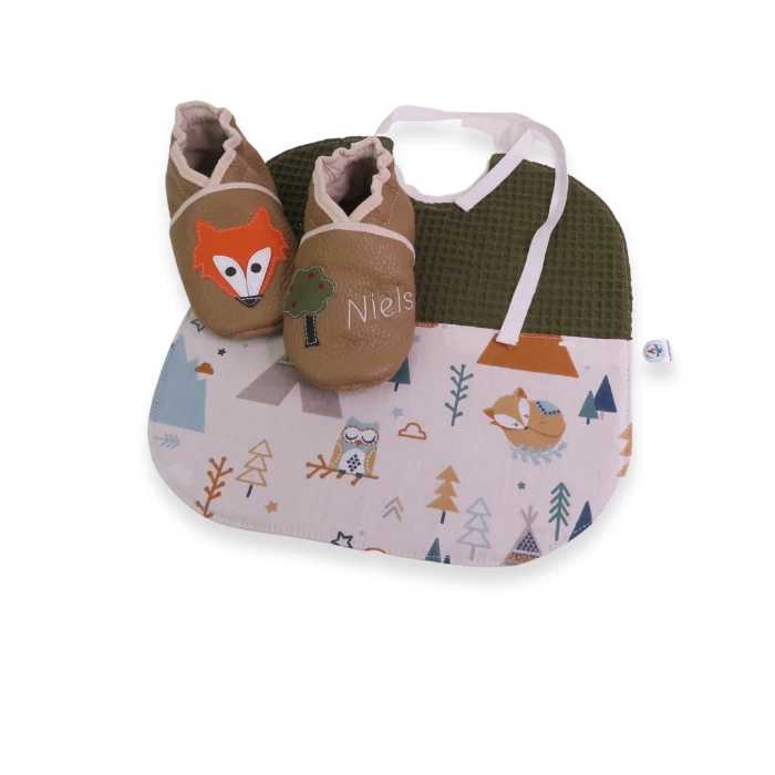 chaussons en cuir souple un prénom sur un pied avec arbre et un renard sur l'autre pied