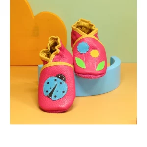 chaussons souples bebe .cuir coccinelle et fleurettes de couleur
