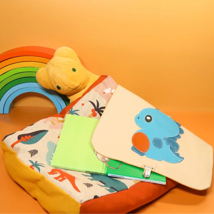 sac maternelle dragon entre ouvert avec doudou