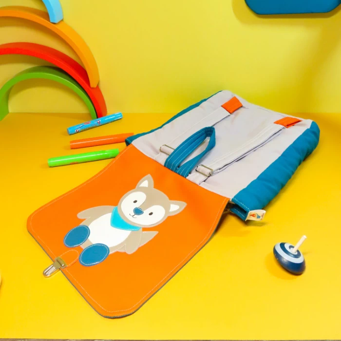 sac maternelle ouvert avec la représentation du doudou de l'enfant sur le rabat