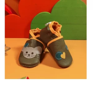 Chaussons bébé cuir kaki pointure 21/22 – souris, cœurs & fleurs, doublure jaune faits main