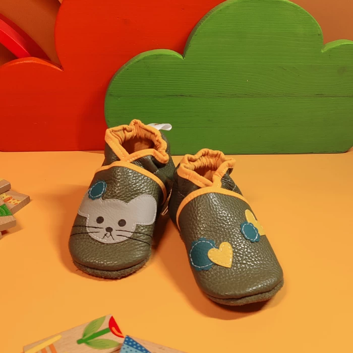 Chaussons bébé cuir kaki pointure 21/22 – souris, cœurs & fleurs, doublure jaune faits main
